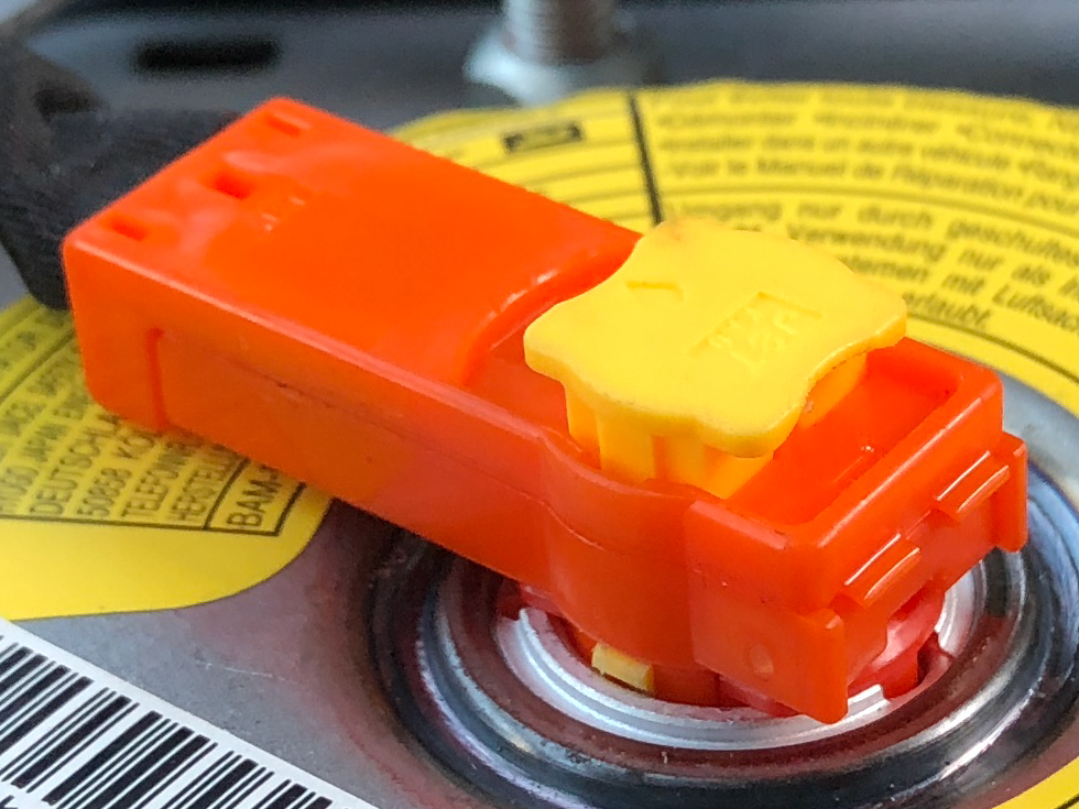 エアバッグユニット接続コネクタ取外し